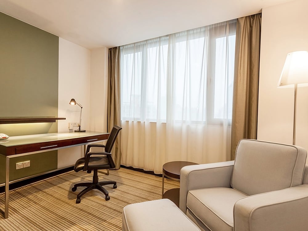 1 King Bed 1 Bdrm Ste With Living Area