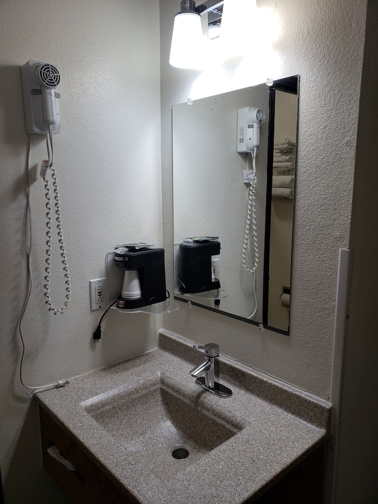 Room, 1 Queen Bed, Non Smoking - Photo 12