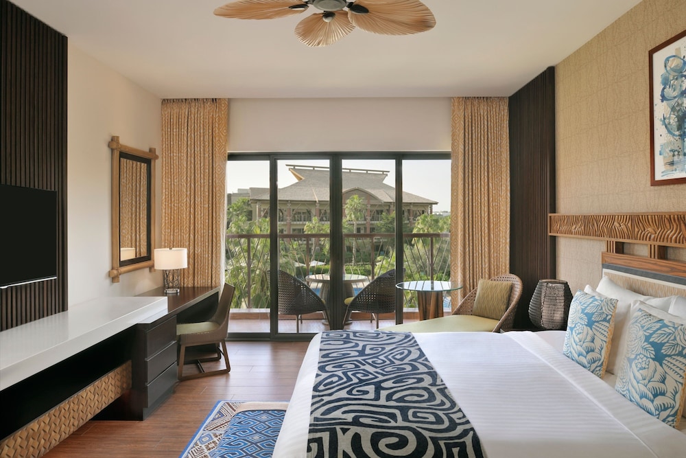 Deluxe Room, 1 King Bed, Balcony photo 2