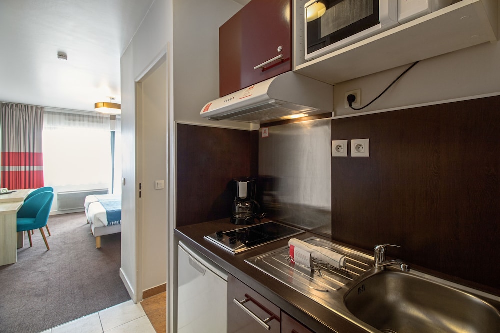 Superior Studio, 2 Twin Beds, Kitchenette - Photo 5