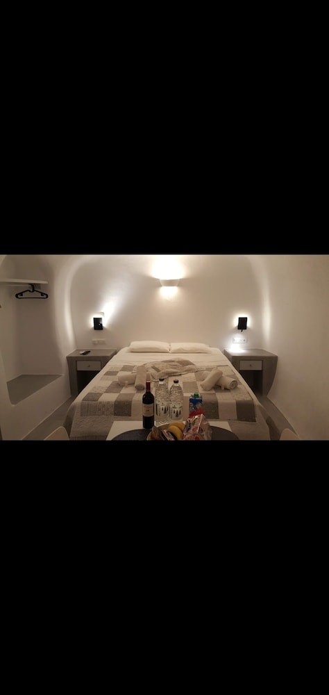 Nefeli Traditional Cave Studio