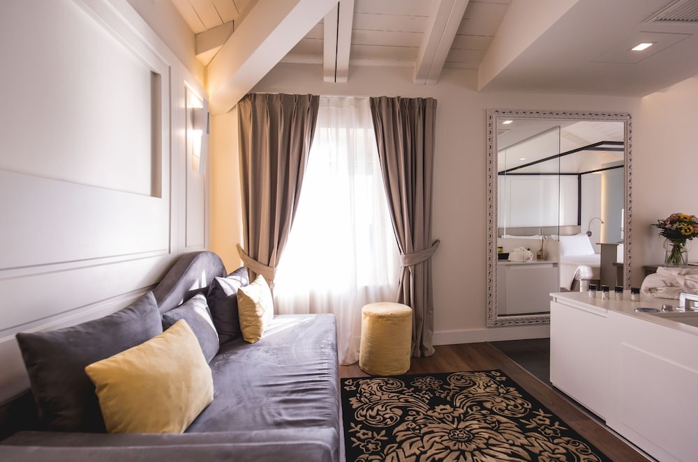 Junior Suite, Hot Tub, Lake View photo 3