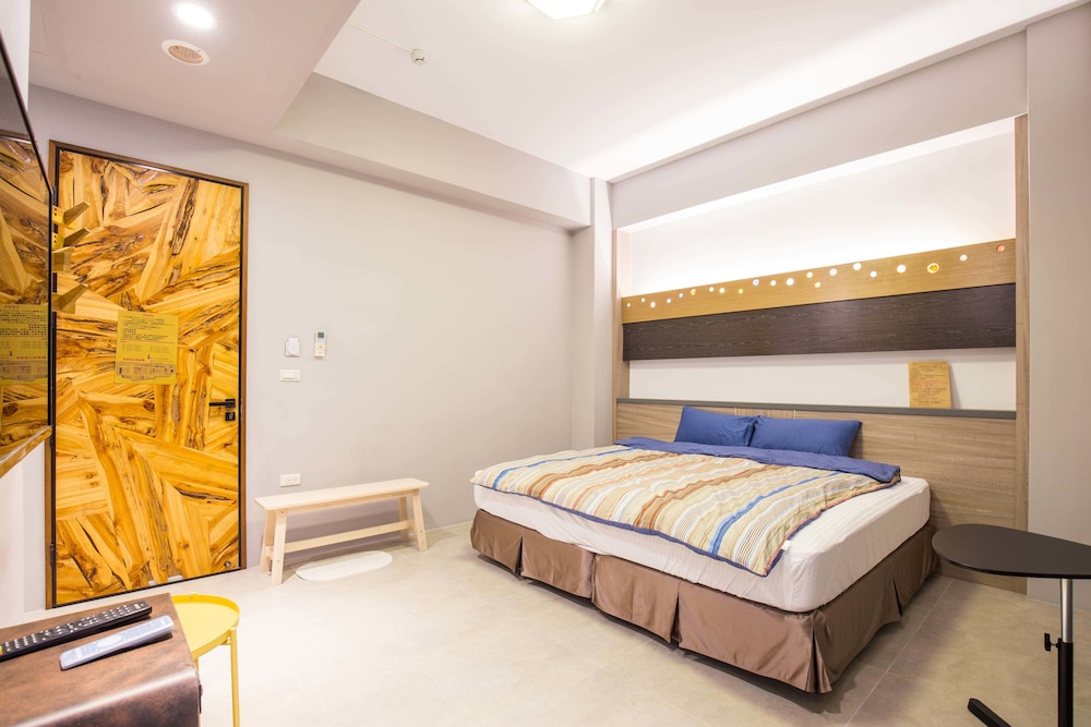 Double Room, Non Smoking (301) photo 3