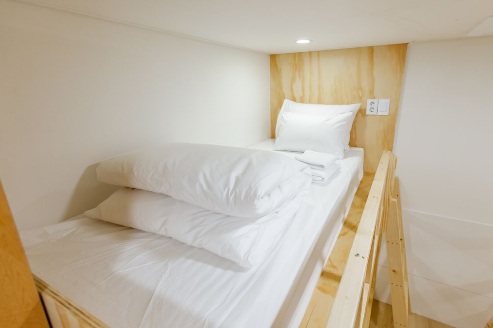 Shared Dormitory, Women only, Non Smoking, No Windows (4 People) photo 3
