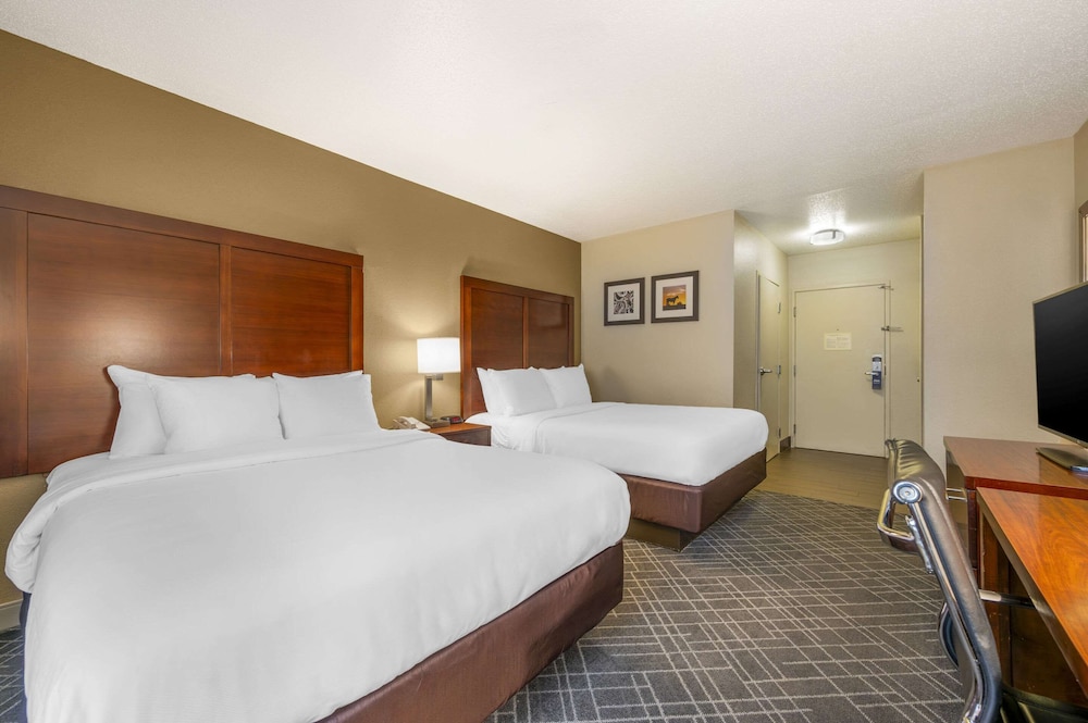 Standard Room, 2 Queen Beds, Non Smoking - Photo 1