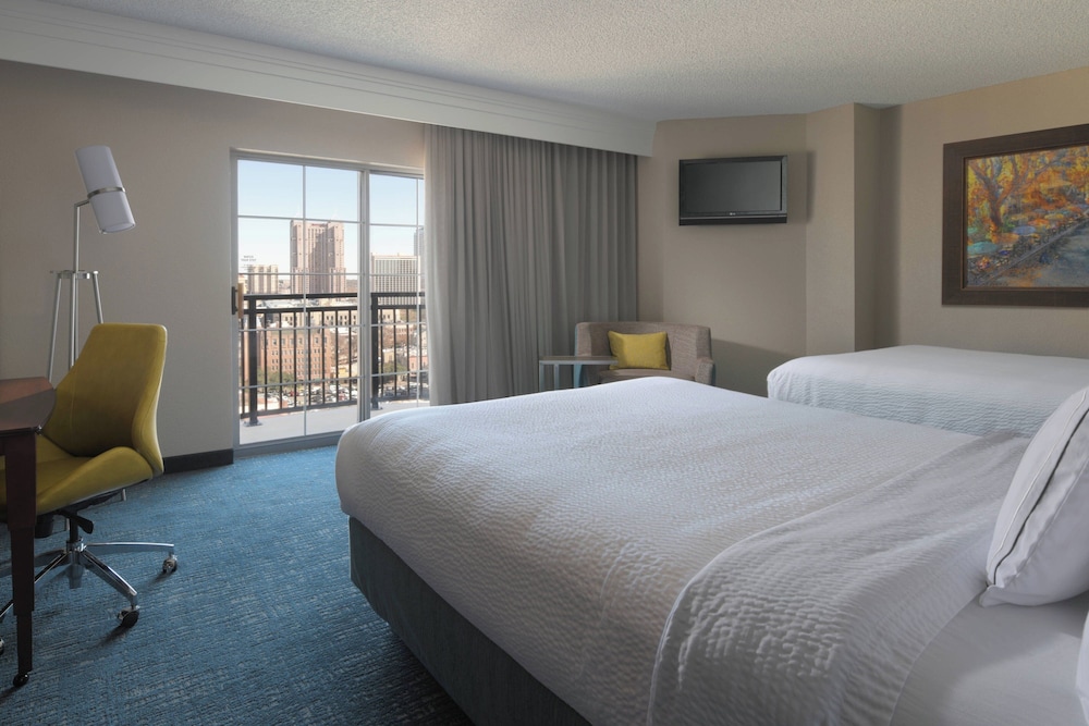 Room, 2 Queen Beds, Balcony - Photo 1