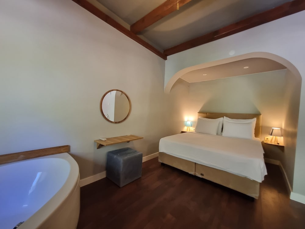 Premium Room, 1 Queen Bed, Jetted Tub, Garden View
