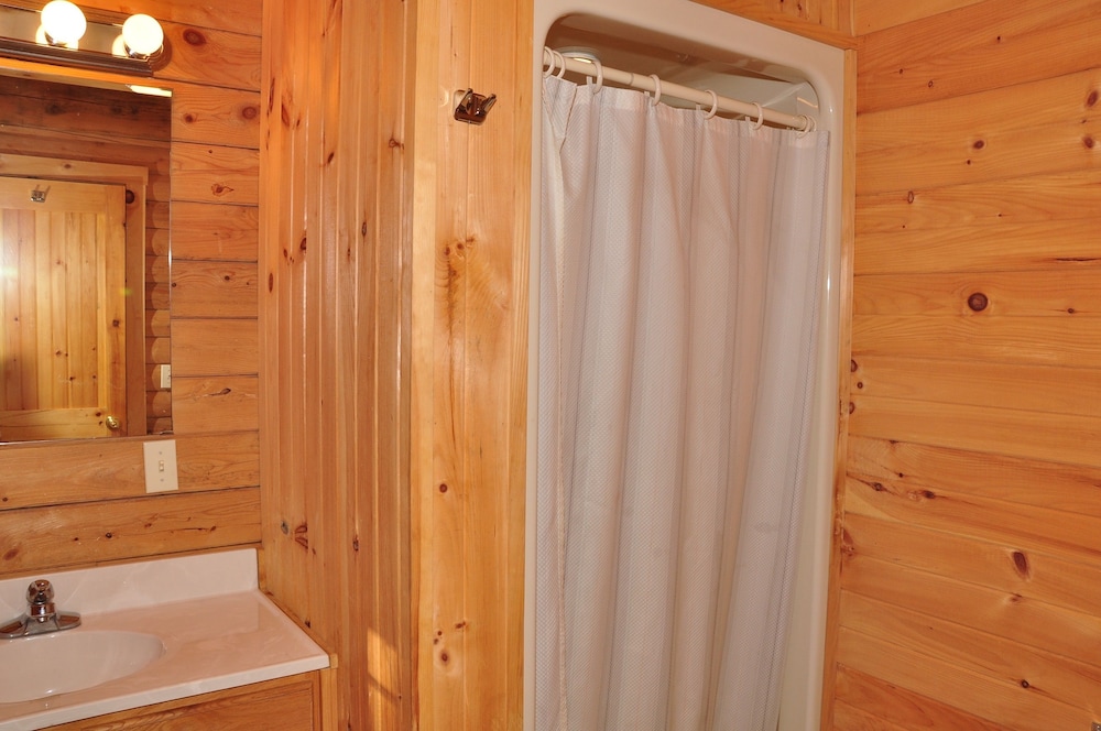Deluxe Cabin, 1 Bedroom (Linens inlcuded) photo 3