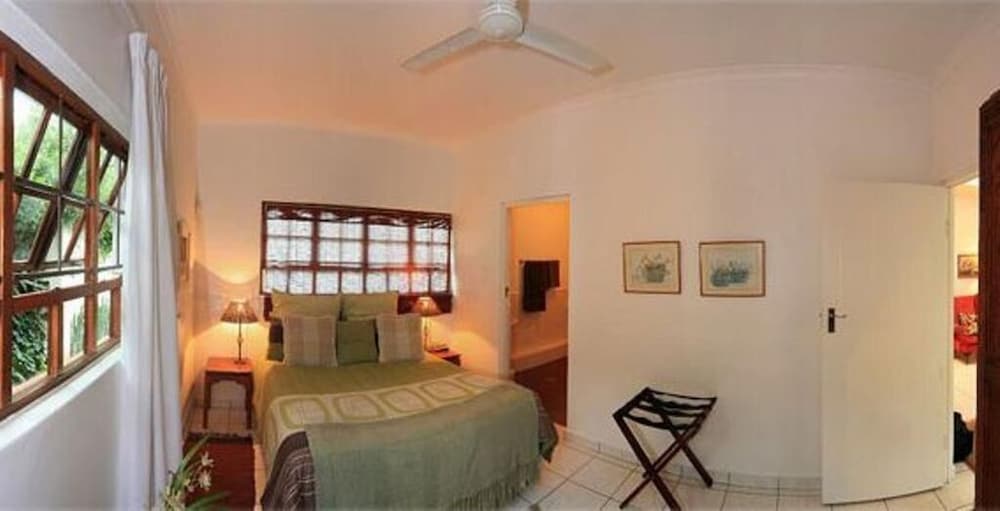 Luxury Room, 1 Bedroom (Queen Bed / Shower) photo 2