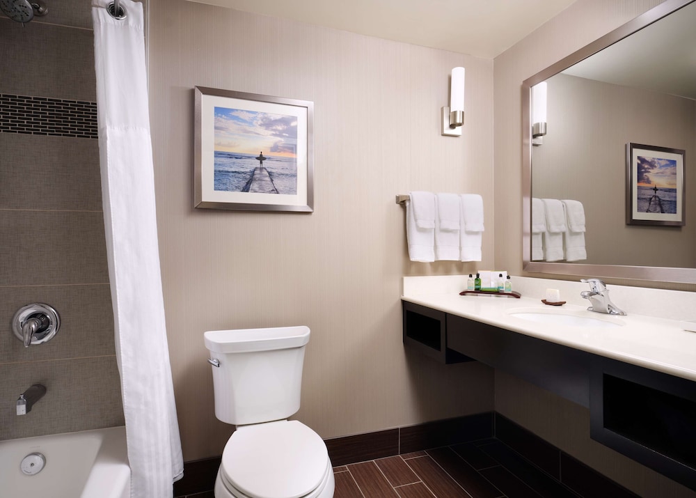 Room, 2 Queen Beds, Accessible, Bathtub