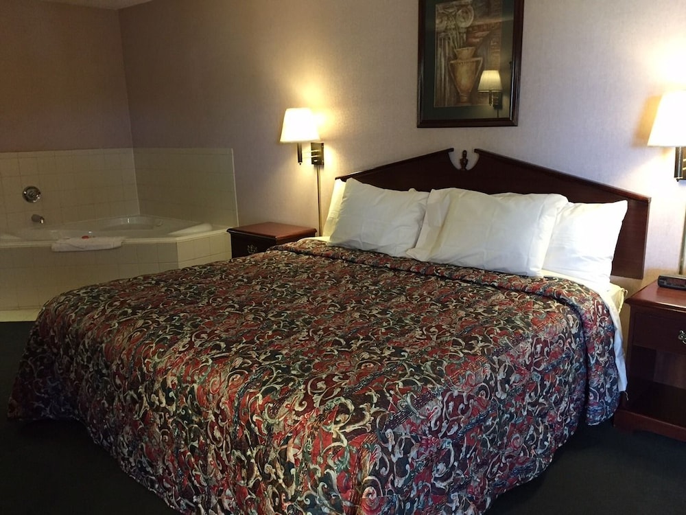 Deluxe Room, 1 King Bed, Jetted Tub photo 1