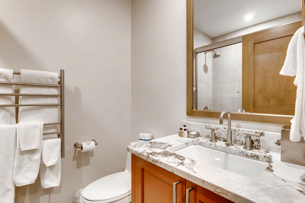 Studio, 1 King Bed (Centennial Studio Condo Unit no. 13a) photo 2