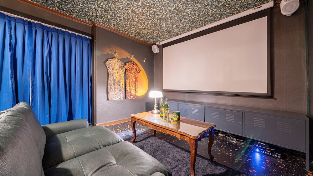 Party Room - Photo 9