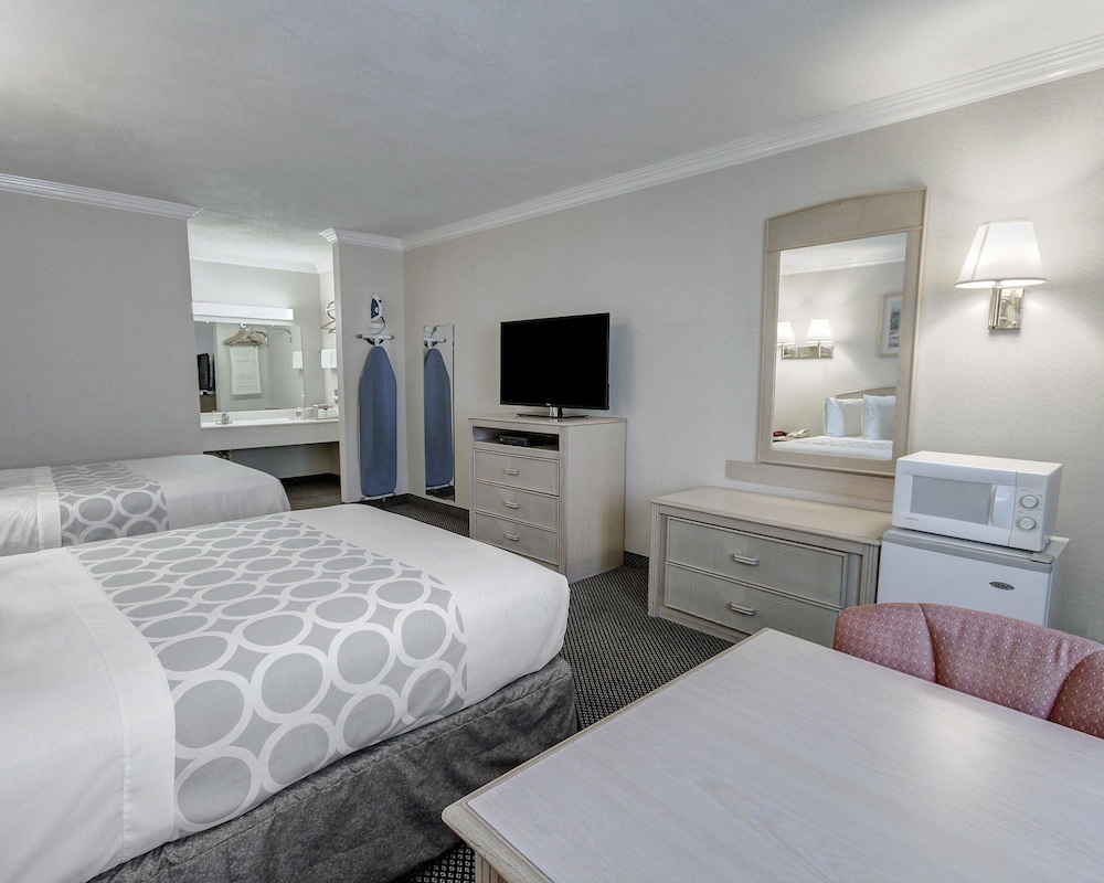 Standard Double Room, 2 Double Beds, Non Smoking - Photo 4