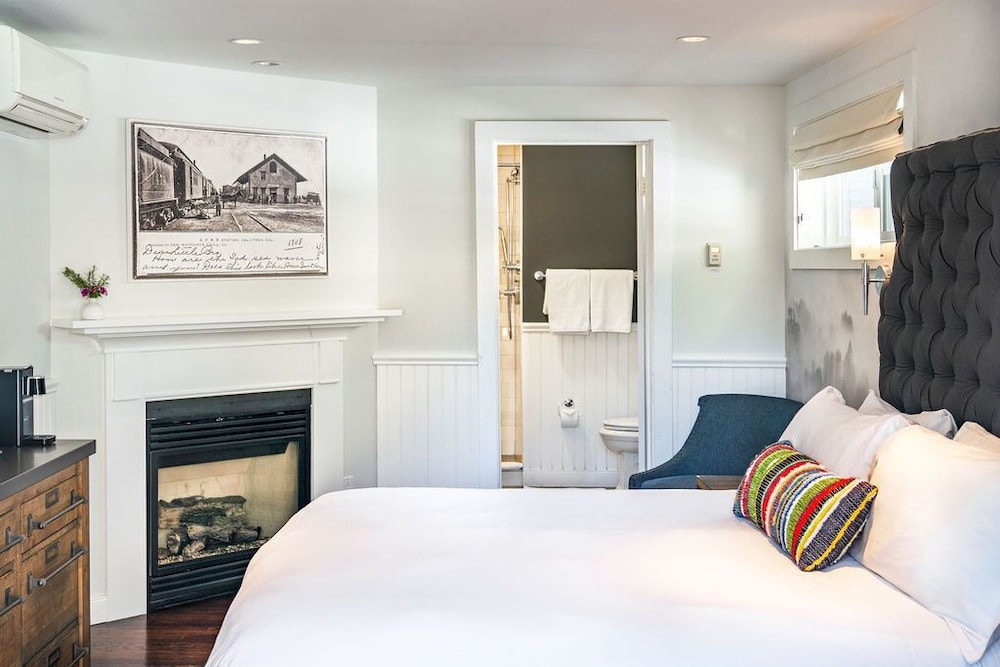 Superior Room, 1 King Bed, Fireplace photo 3