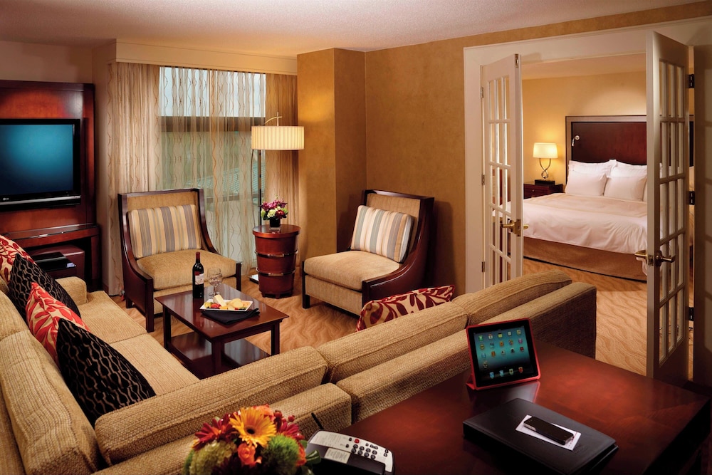 Suite, 1 King Bed - Photo 4