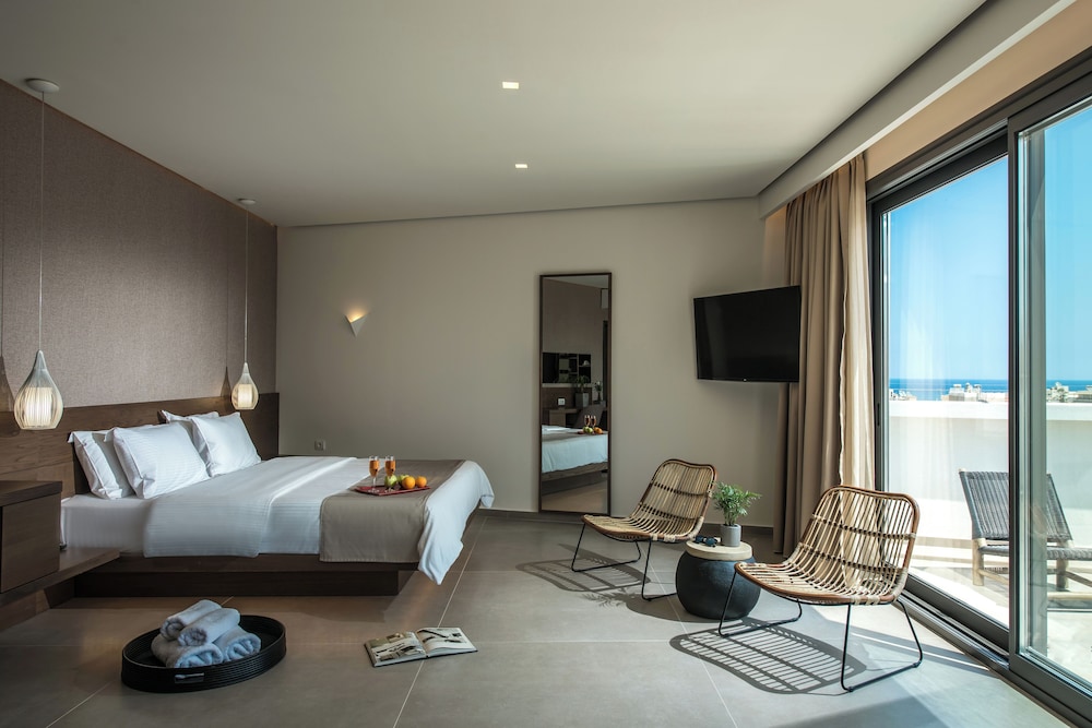 Junior Suite with Outdoor Jetted Tub and Side Sea View