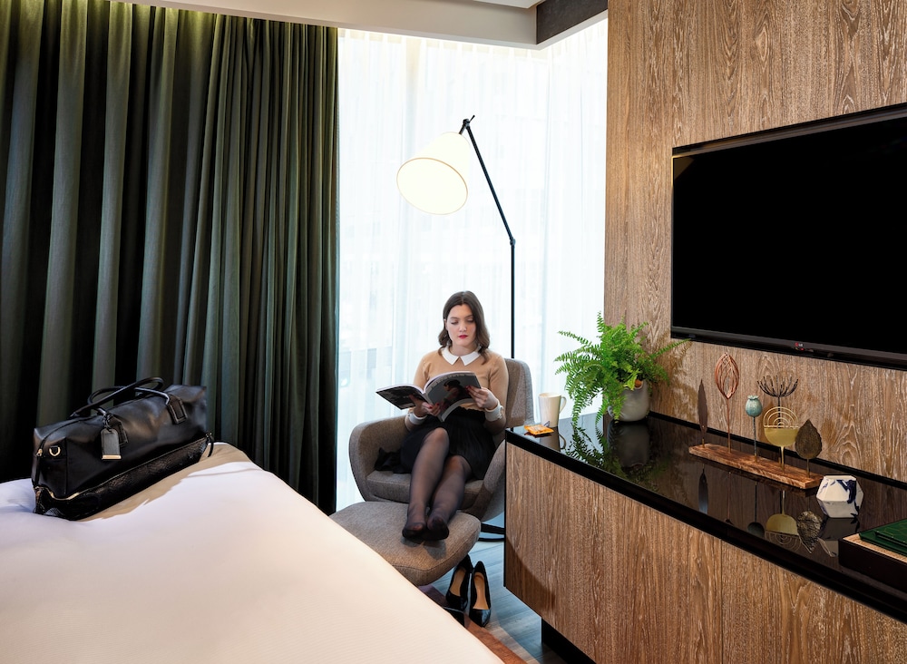 Design Suite, 1 King Bed (Vegan) - Lounge Access thumbnail 5