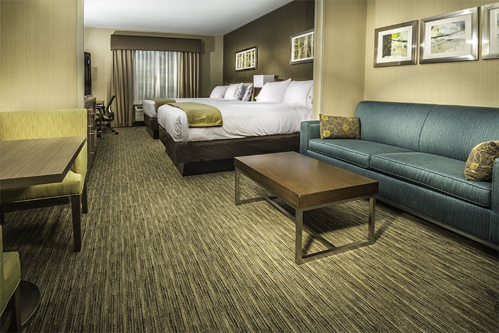 Suite, 2 Queen Beds (Additional Living Area)