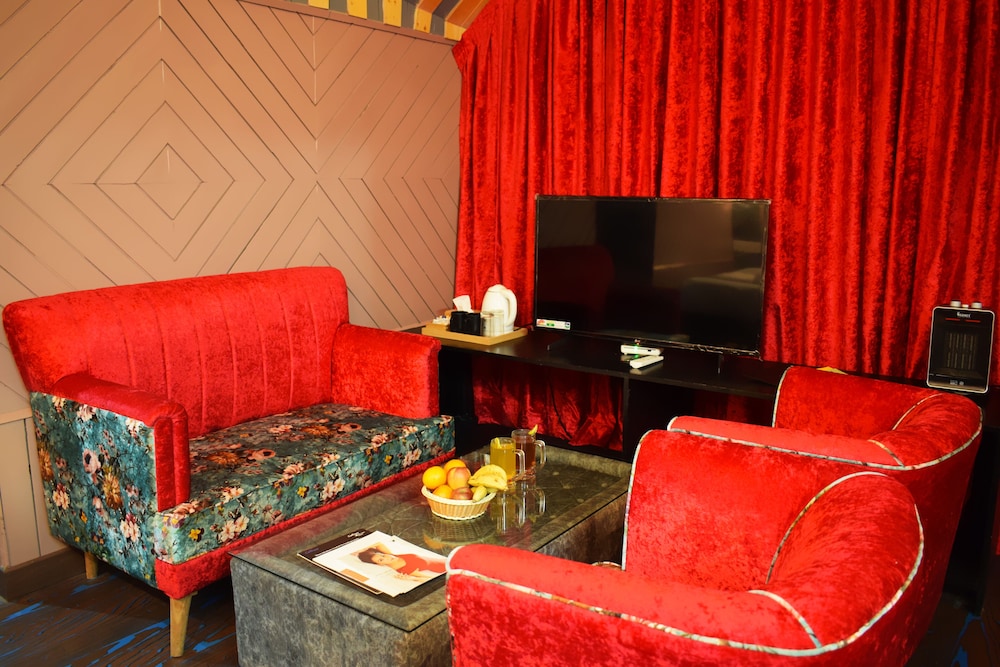 Executive One (Family Room) - Photo 4