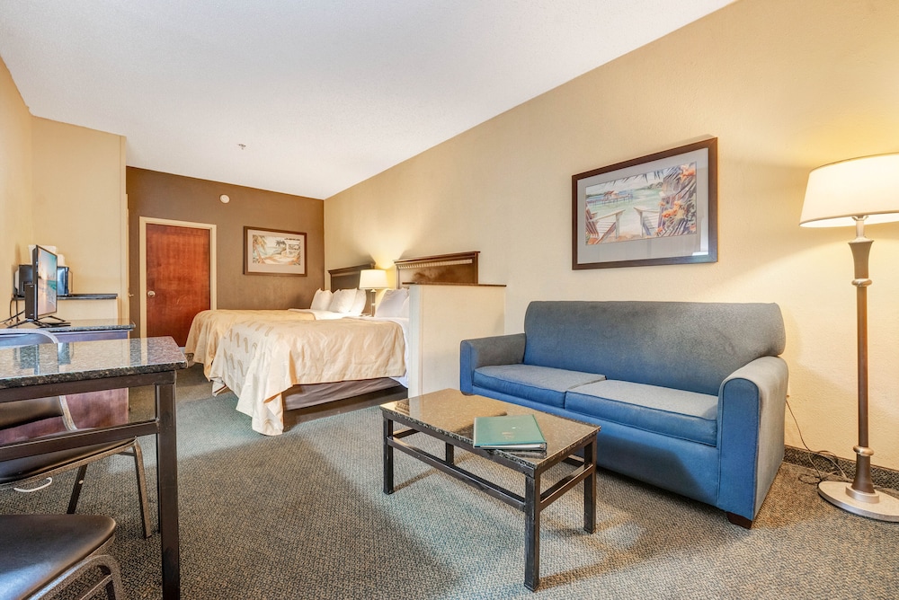 Studio Suite, Multiple Beds, Pool View