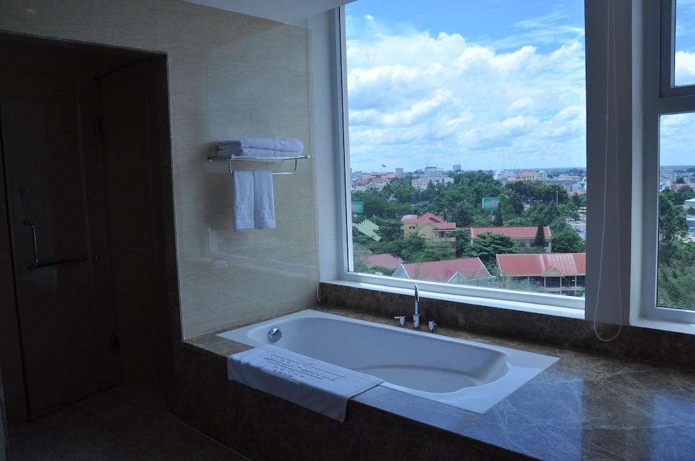 Premier Suite, 1 King Bed, City View photo 3