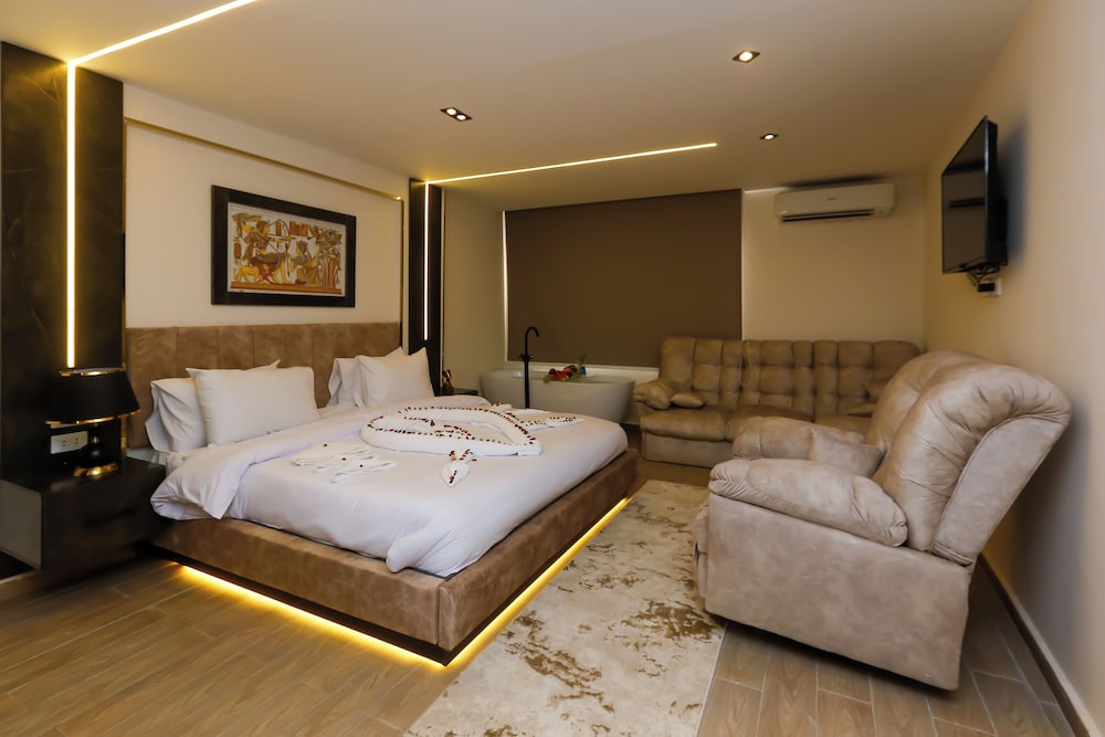 Luxury Room with Jacuzzi - Pyramids View photo 1