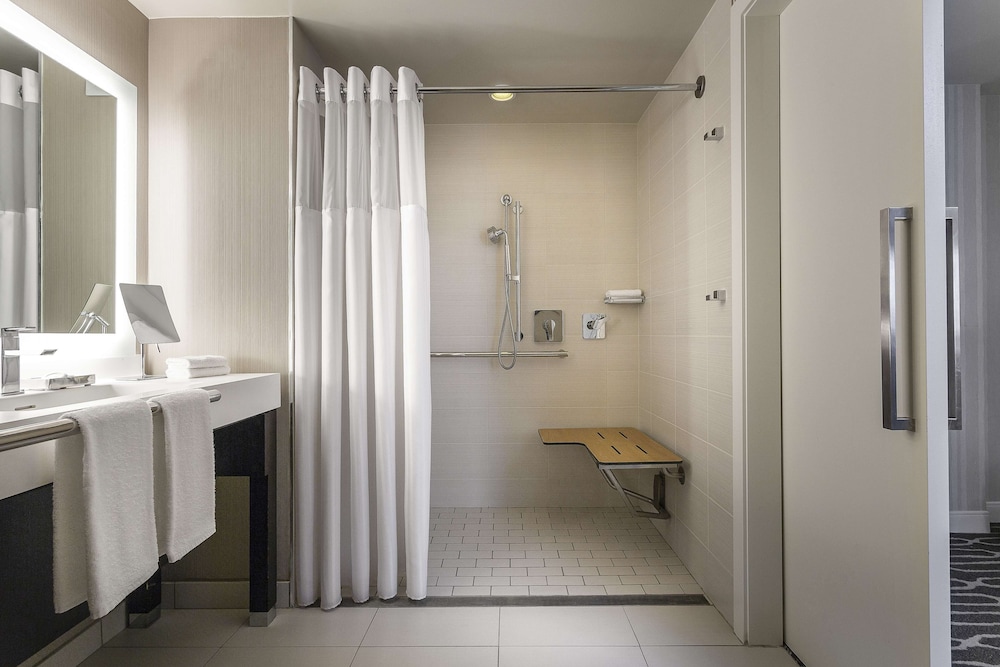 Room, 1 King Bed, Accessible (Shower) - Photo 3