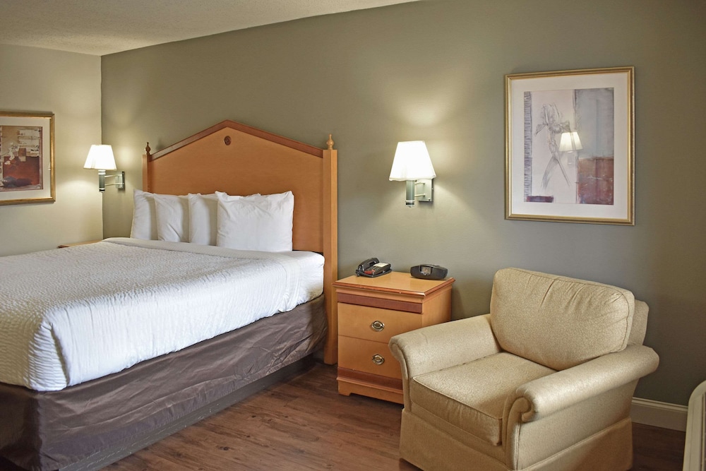 Standard Room, 1 King Bed, Non Smoking - Photo 4