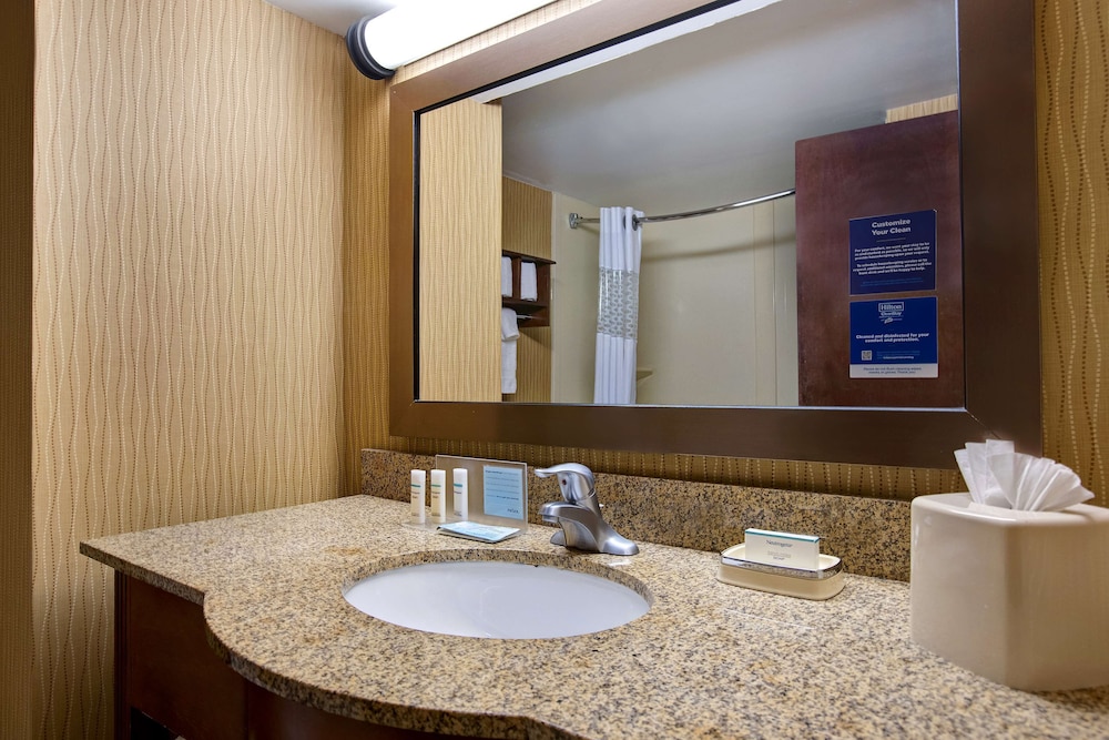 Room, 1 King Bed, Non Smoking, Refrigerator & Microwave - Photo 2