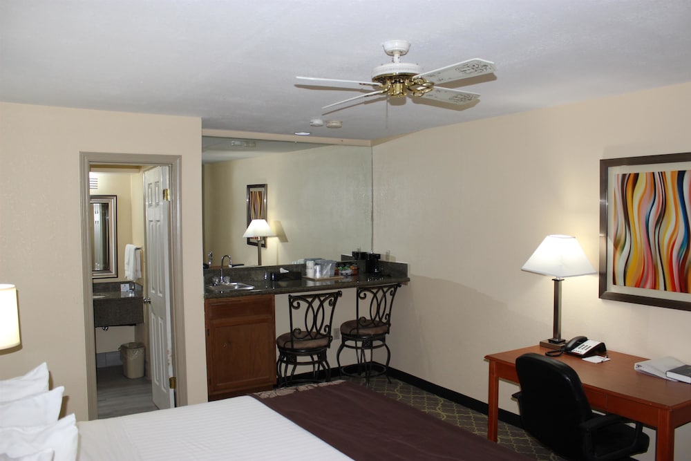 Suite, 1 King Bed, Non Smoking, Refrigerator & Microwave - Photo 2
