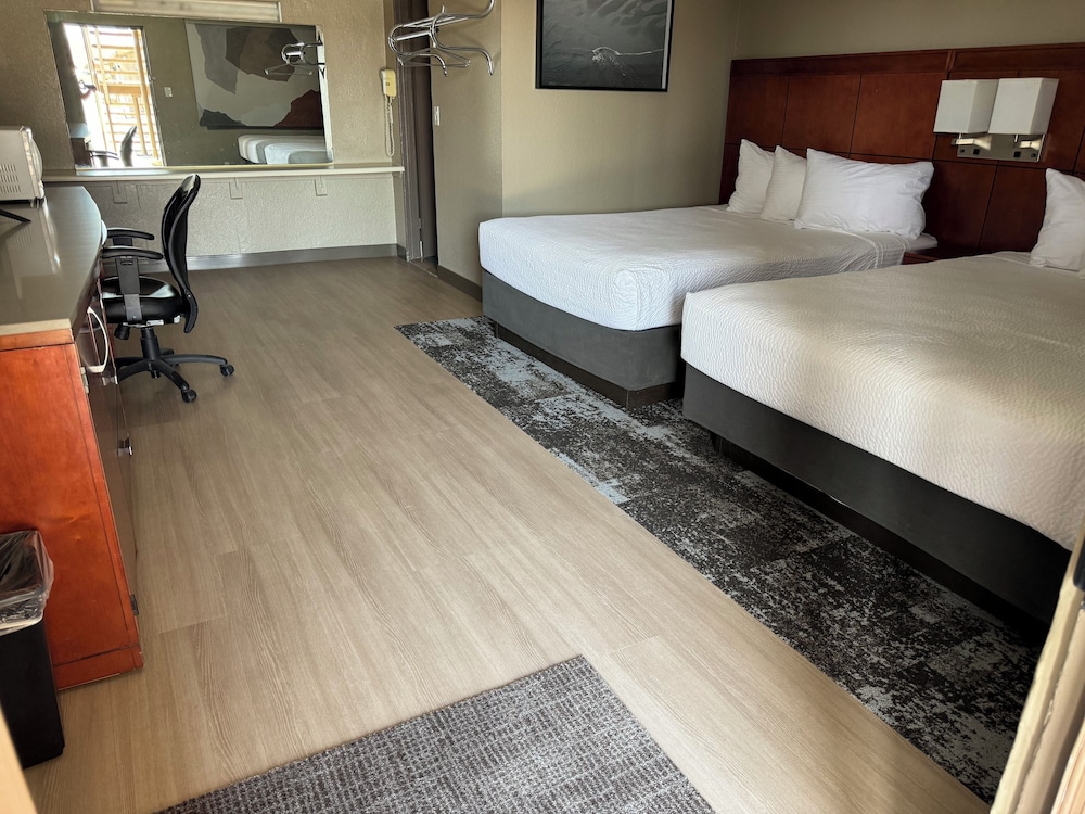 Room, 2 Queen Beds, Non Smoking - Photo 1