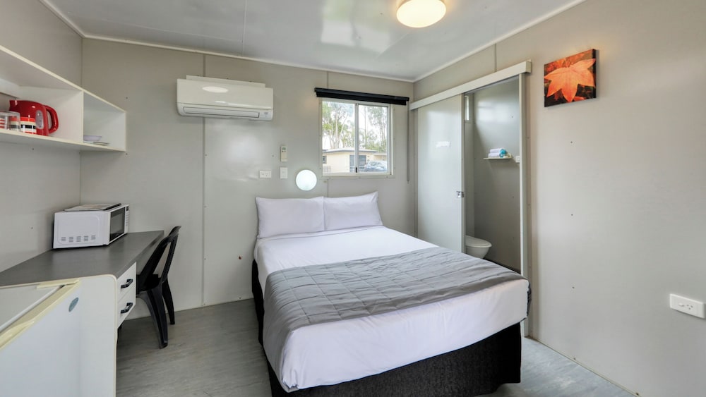 Back Motel Room with Bathroom photo 1