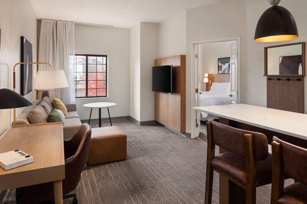 Suite, 1 Bedroom - Photo 2