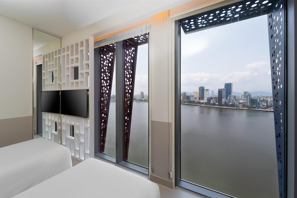 Deluxe Room, 2 Twin Beds, River View - Photo 2