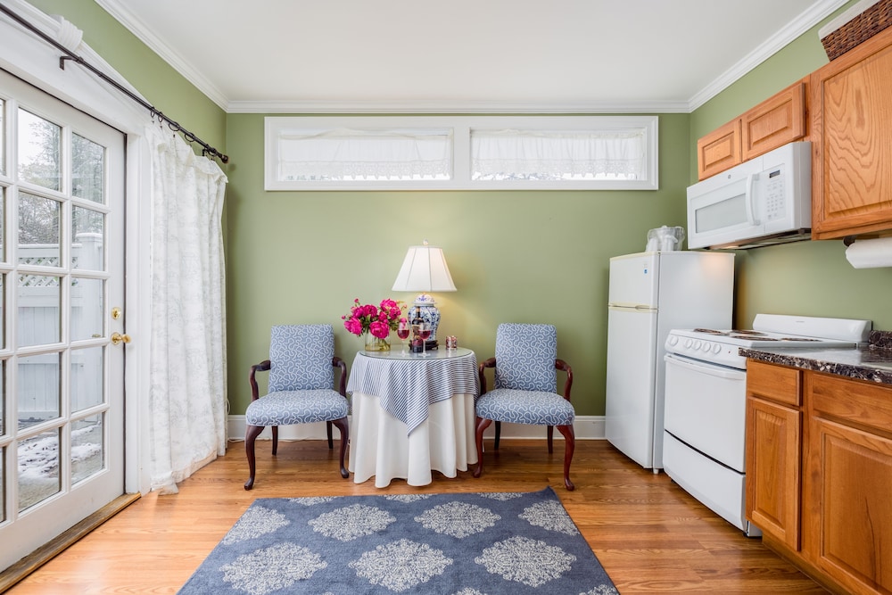 Deluxe Suite, 1 Queen Bed, Kitchenette photo 3