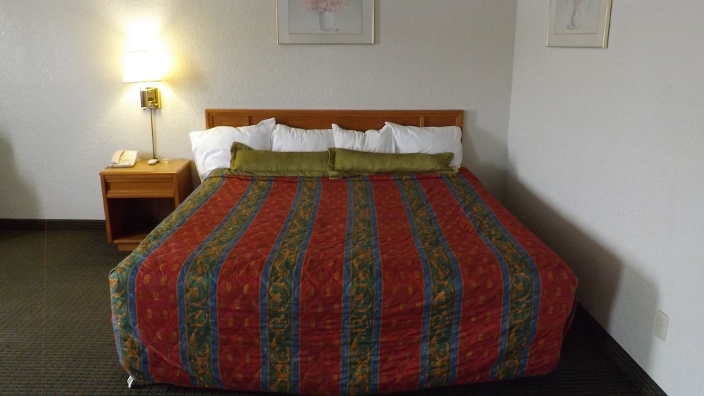 Standard Room, 1 King Bed, Non Smoking - Photo 2