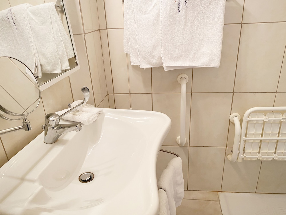 Twin Room, Accessible - Photo 2