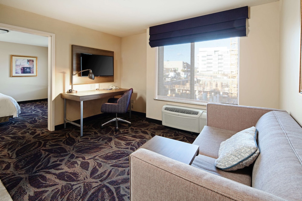 Suite, 1 King Bed, Accessible, Non Smoking - Photo 1