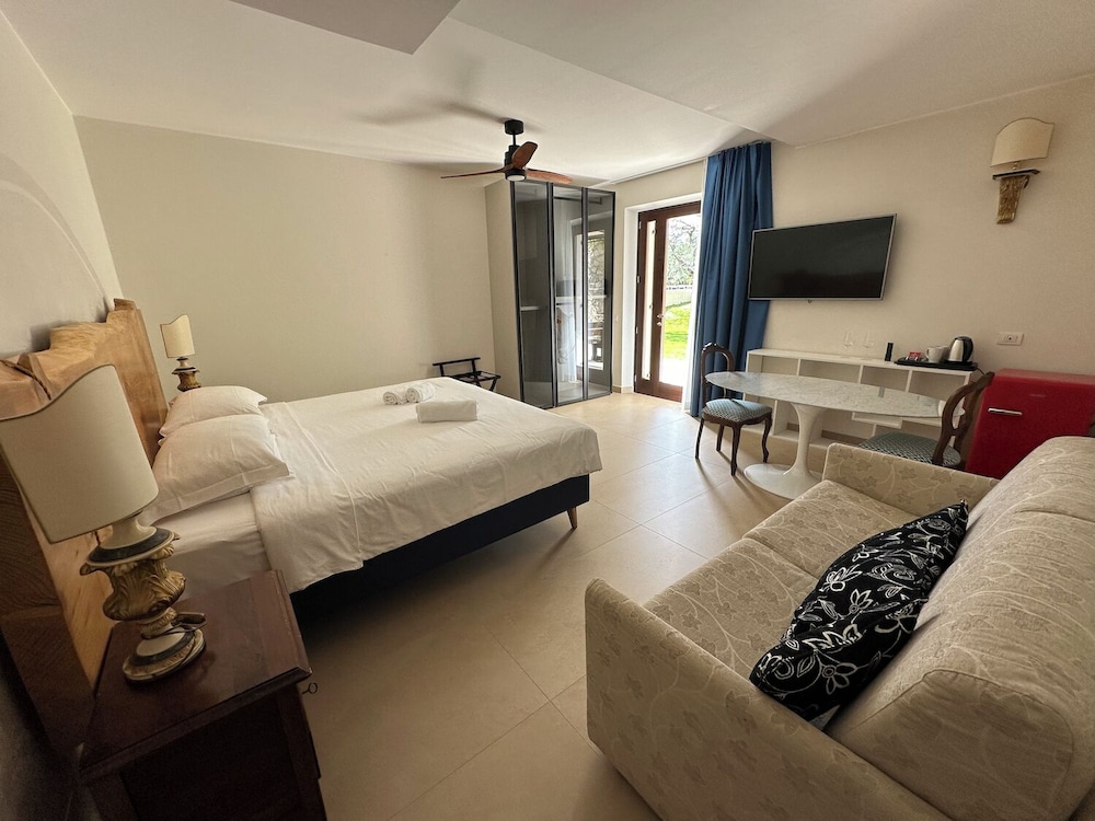 Grand Room, 1 King Bed, Terrace, Garden View photo 1