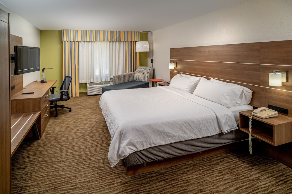 Standard Room, 1 King Bed, Accessible (Communications, Transfer Shower) photo 3