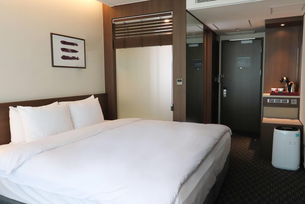Club Room, 1 Queen Bed, Non Smoking - Photo 1