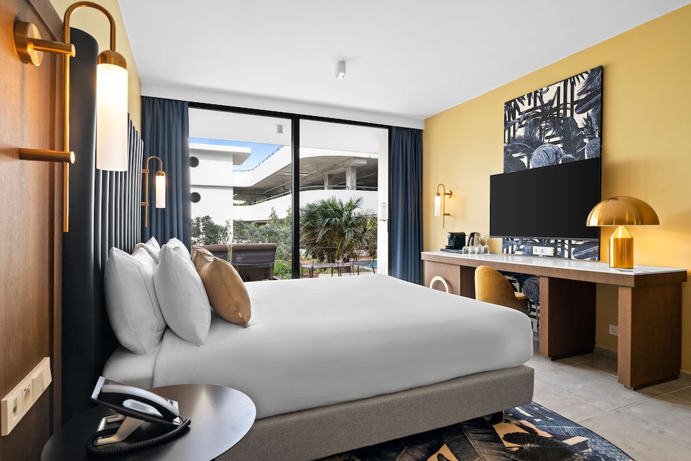 Deluxe Room, 1 King Bed (Roll-In Shower)