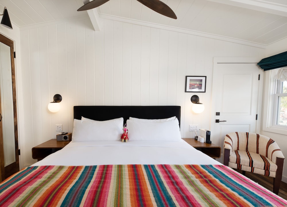 Classic Room, 1 King Bed photo 3