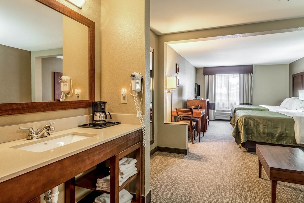Suite, Multiple Beds, Non Smoking photo 3