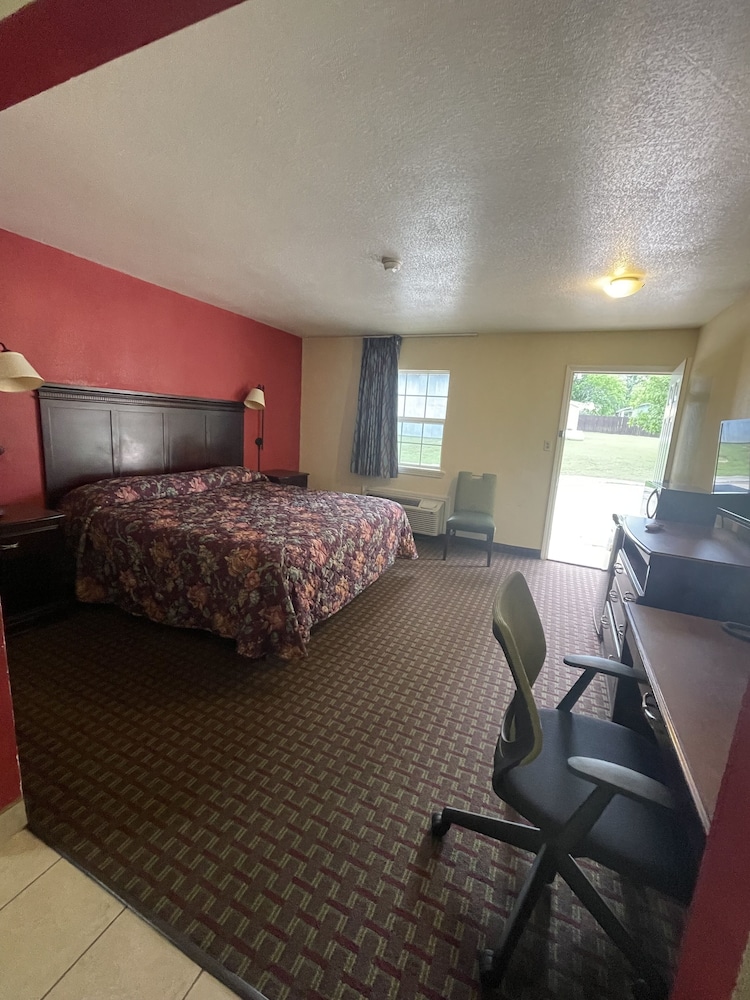 Standard Single Room, 1 King Bed, Non Smoking photo 3