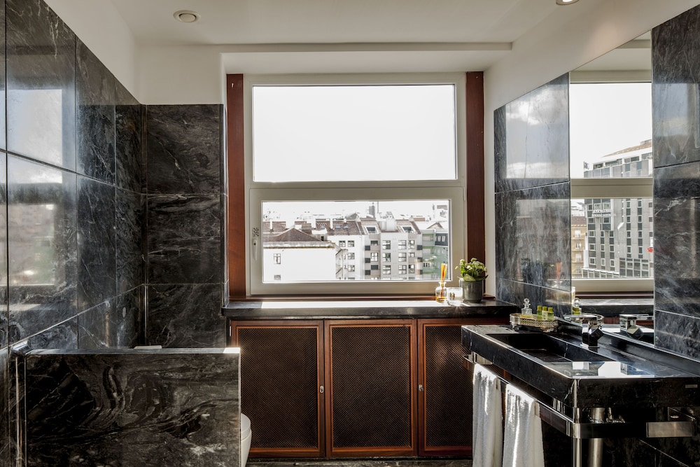 Executive Suite, City View - Photo 8