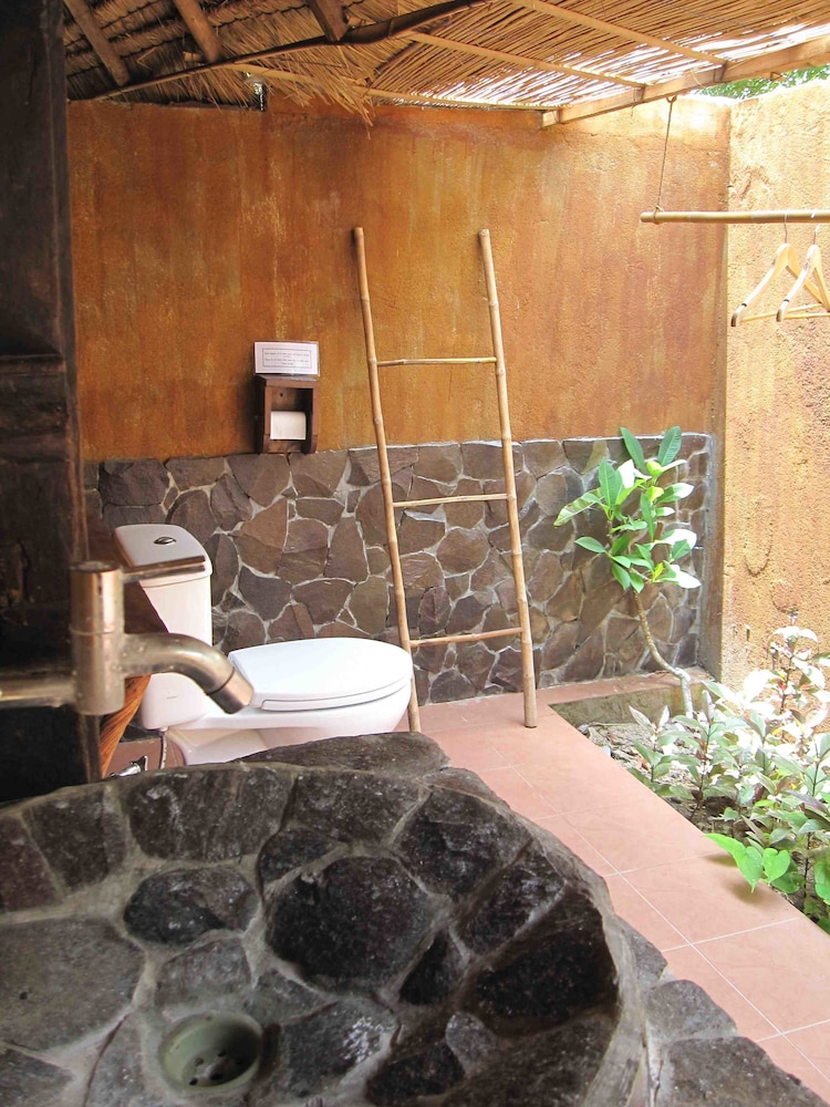 Triple Umbrella Bungalow - Photo 2