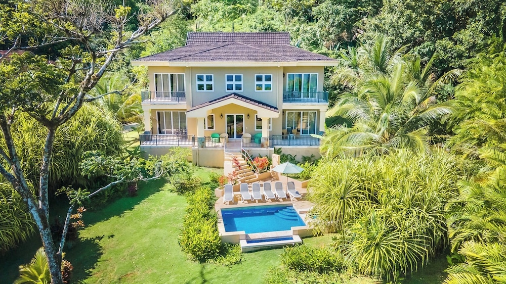 Luxury Villa photo 1
