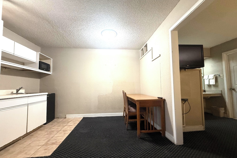 Suite, Non Smoking (2 King Beds) - Photo 5